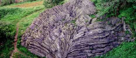 Strahlenförmige Basaltsäulen in der Landschaft