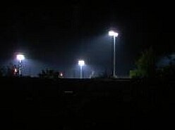 Bild: Flutlichtanlage einer Sportstätte, die zu erheblichen Belästigungen in der unmittelbaren Nachbarschaft führen kann