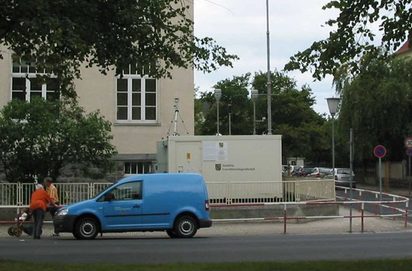 Messcontainer zur kontinuierlichen Messung von Luftschadstoffen und Meteorologie (Foto: Staatliche Betriebsgesellschaft für Umwelt und Landwirtschaft, Fachbereich Immissionsmessungen)