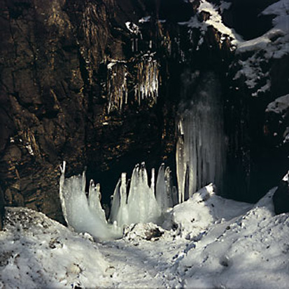 Fledermausquartier - Höhle mit Eiszapfen (Foto: M. Wilhelm, Archiv Naturschutz LfULG)