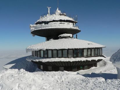 Meteorologisches Observatorium des IMGW auf der Schneekoppe, Foto: commons.wikimedia.org/wiki/File%3ASchronisko_Sniezka.JPG, by Lovecz (public domain)