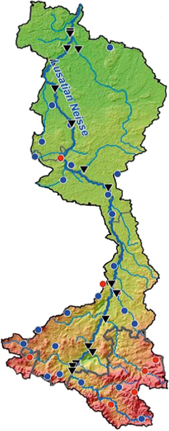 Zlewnia z wodowskazami (na czarno), stacje klimatyczne (na czerwono), posterunki opadowe (na niebiesko)