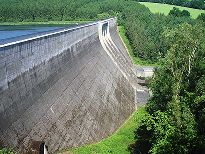 Staumauer der Talsperre Dröda im Vogtland