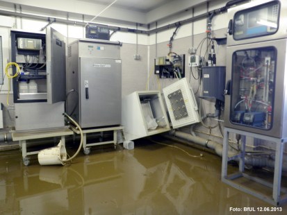 Laborraum der Messstation Zehren nach dem Hochwasser